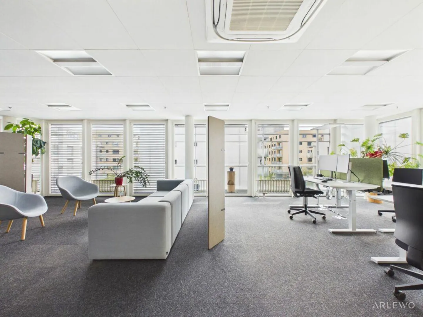 Representative commercial space directly at Sursee train station - Photo 7 of 11