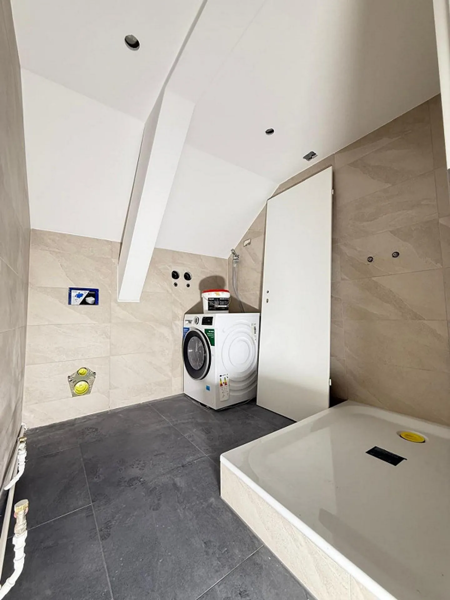 Première location après rénovation complète 3.5 pièces penthouse en emplacement central - Photo 5 sur 6