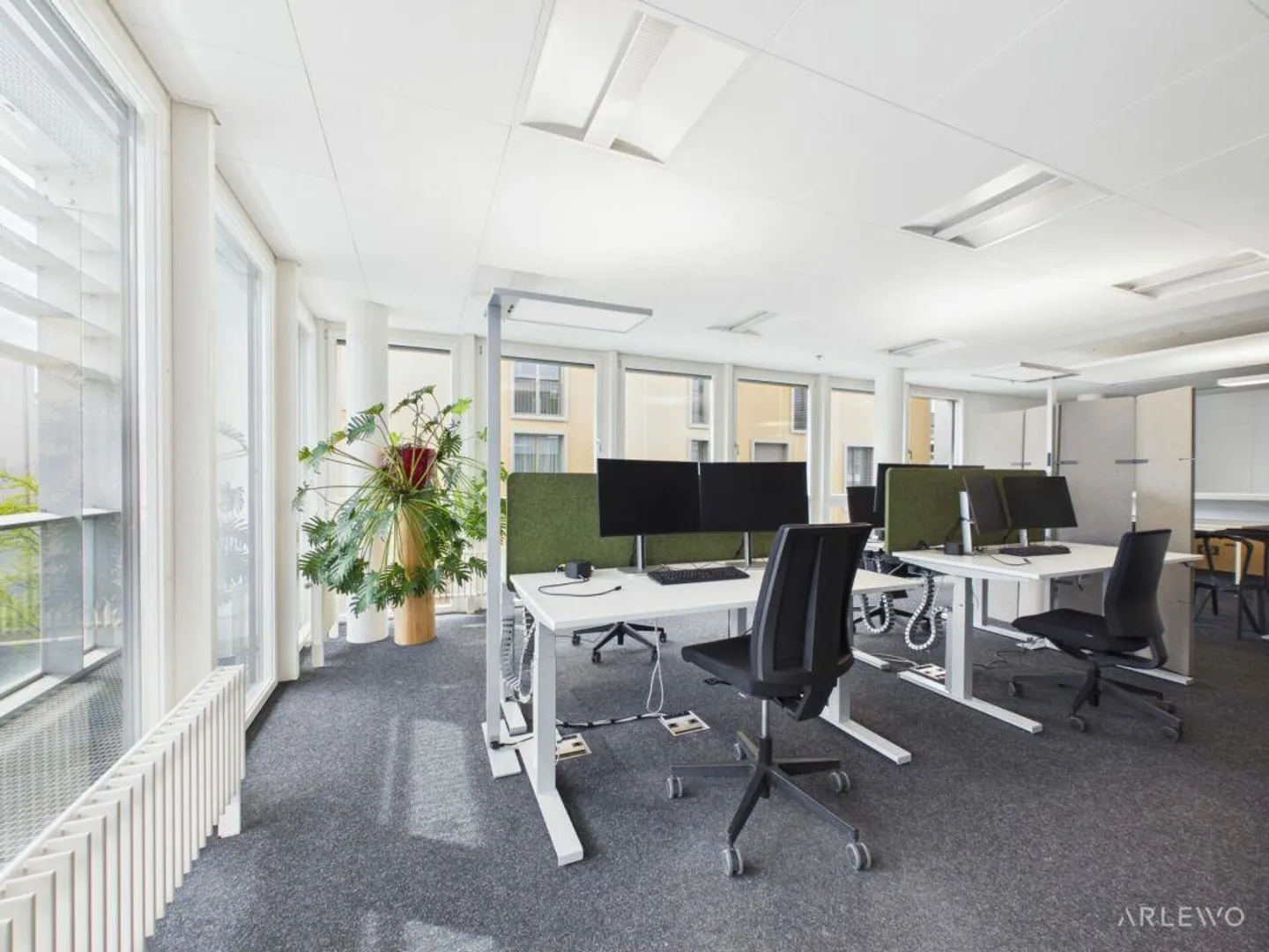 Representative commercial space directly at Sursee train station - Photo 8 of 11