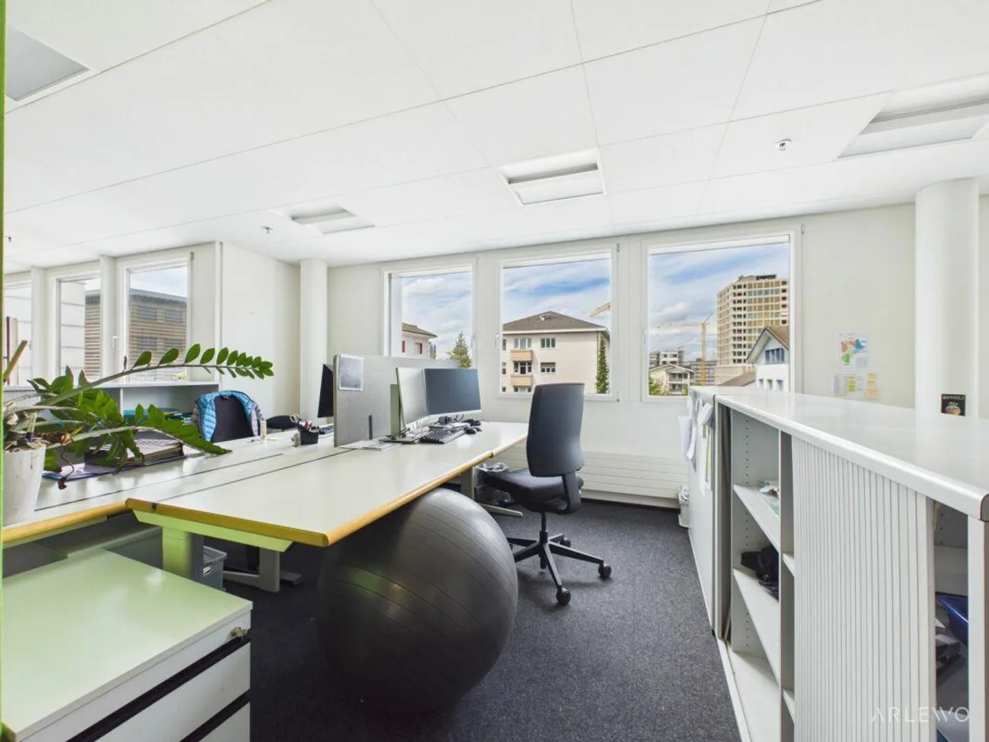 Representative commercial space directly at Sursee train station - Photo 9 of 11