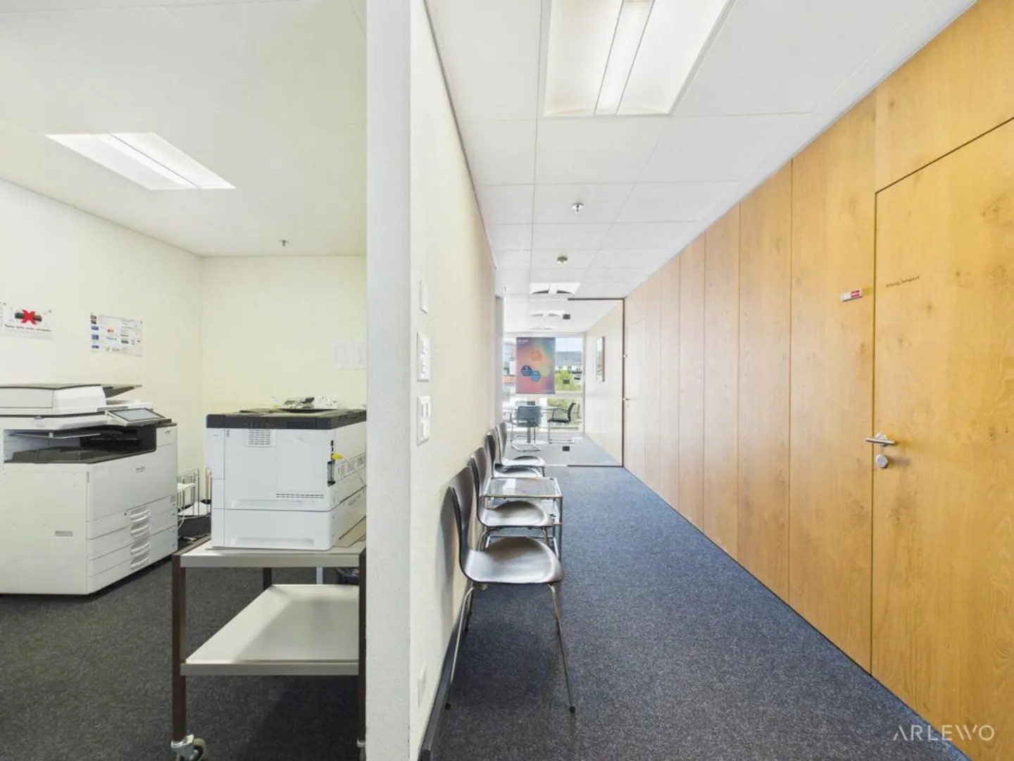 Representative commercial space directly at Sursee train station - Photo 10 of 11