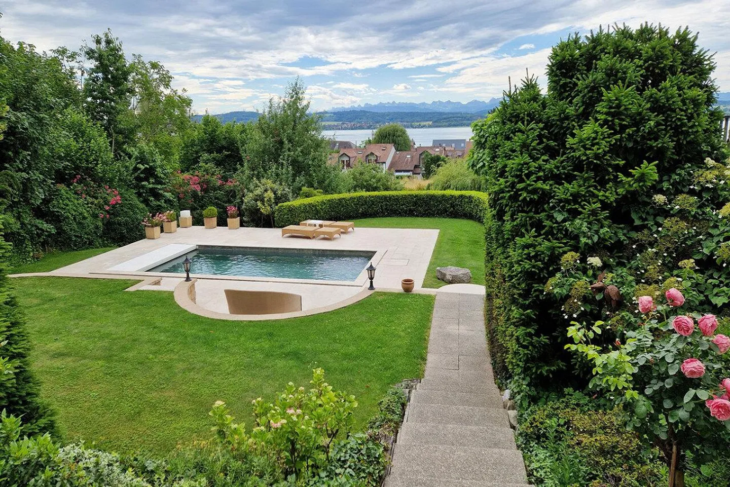 Villa esclusiva con vista sul lago e sulle montagne e oasi con piscina - Foto 4 di 19