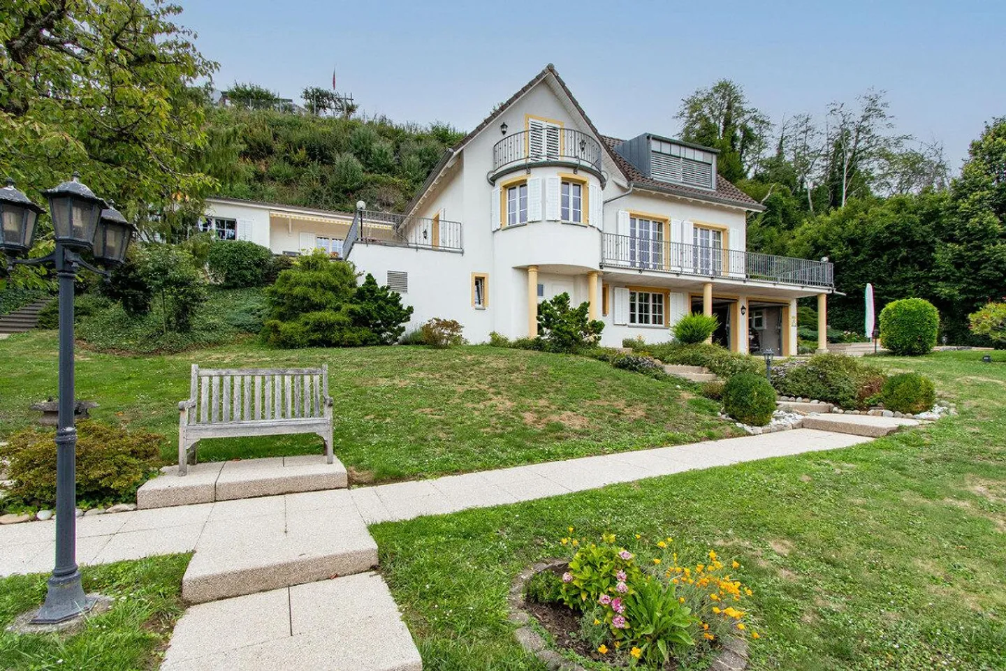 Villa esclusiva con vista sul lago e sulle montagne e oasi con piscina - Foto 2 di 19