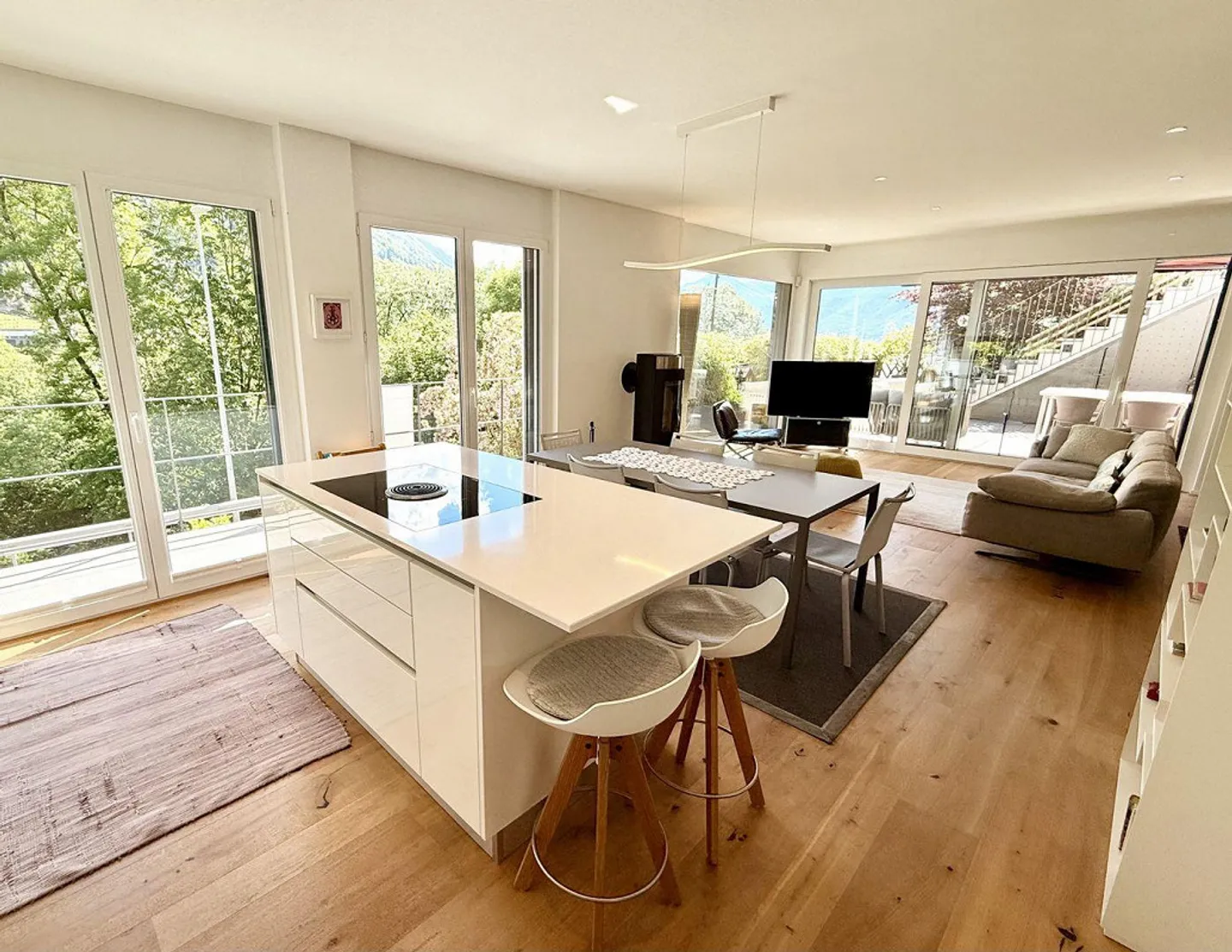 Elegance and Light in a Dream Single-Family Home - Photo 4 of 12