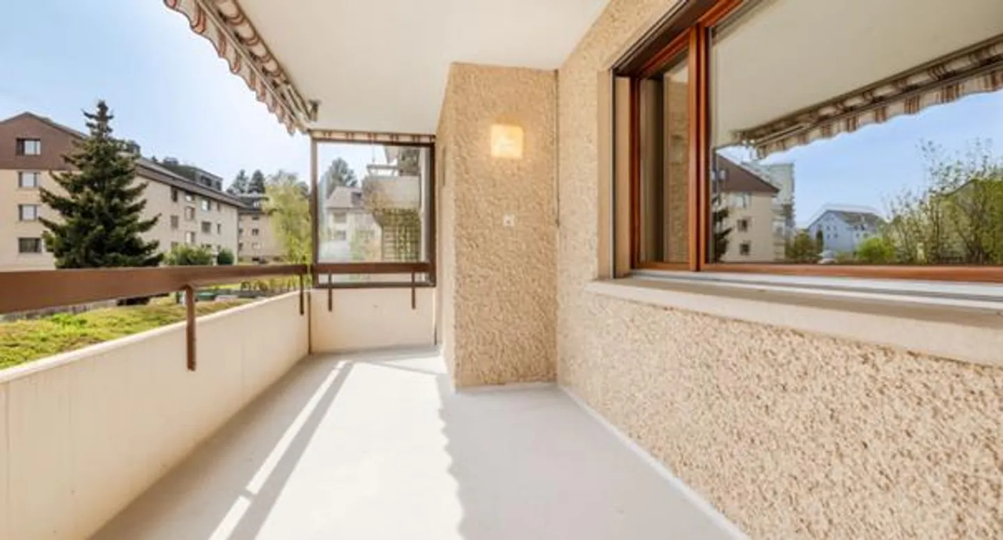 Appartement lumineux, fraîchement rénové de 3,5 pièces - Photo 2 sur 7