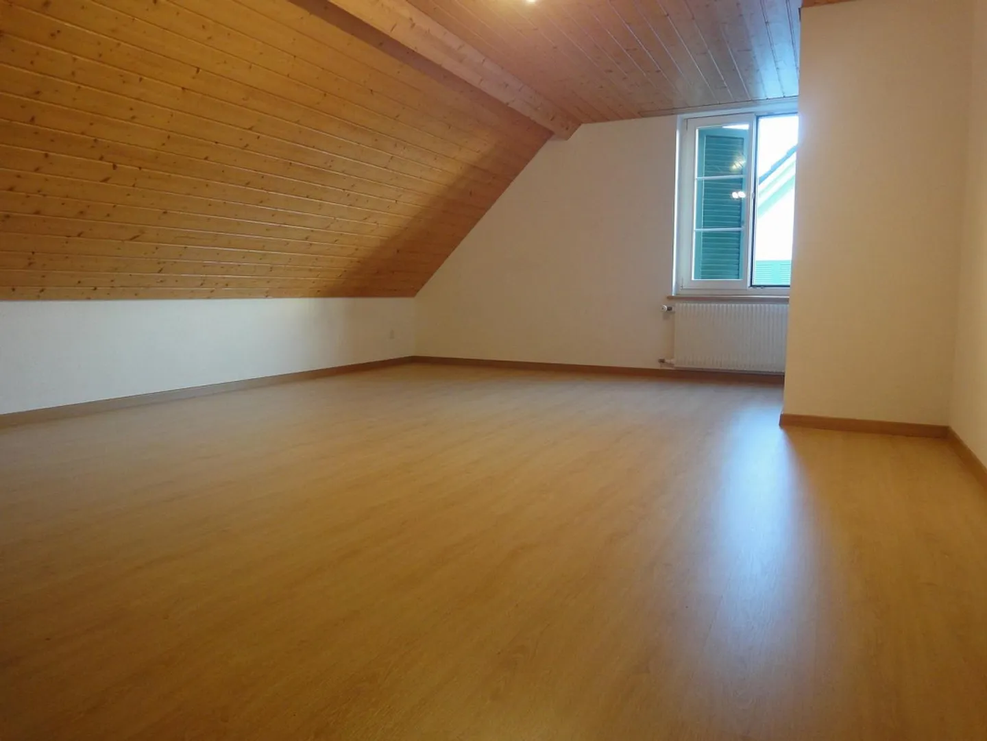 Charmante Dachwohnung mit grosszügiger Terrasse zur Alleinnutzung - Foto 2 von 5