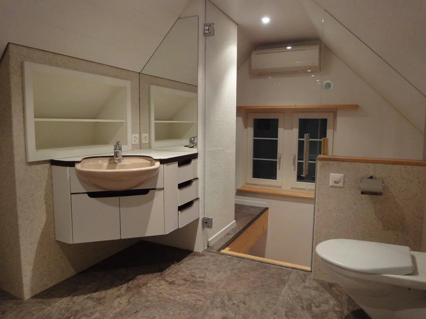 Charmante Dachwohnung mit grosszügiger Terrasse zur Alleinnutzung - Foto 4 von 5