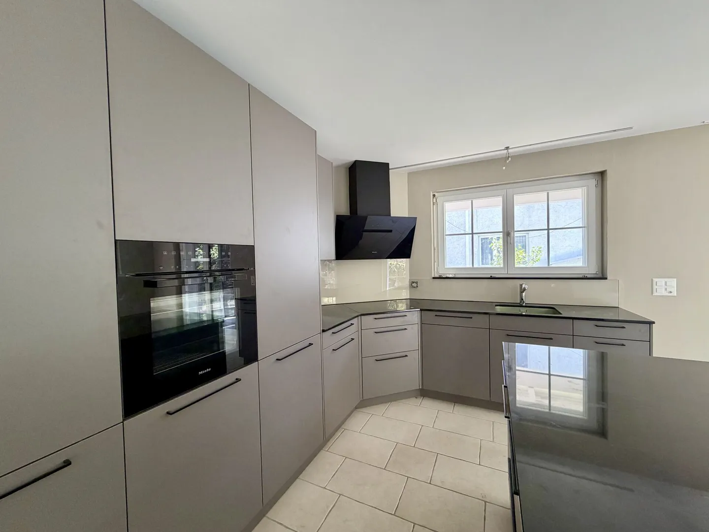 Spacious 6.5-room single-family house with dream garden in Wettingen - Photo 5 of 13