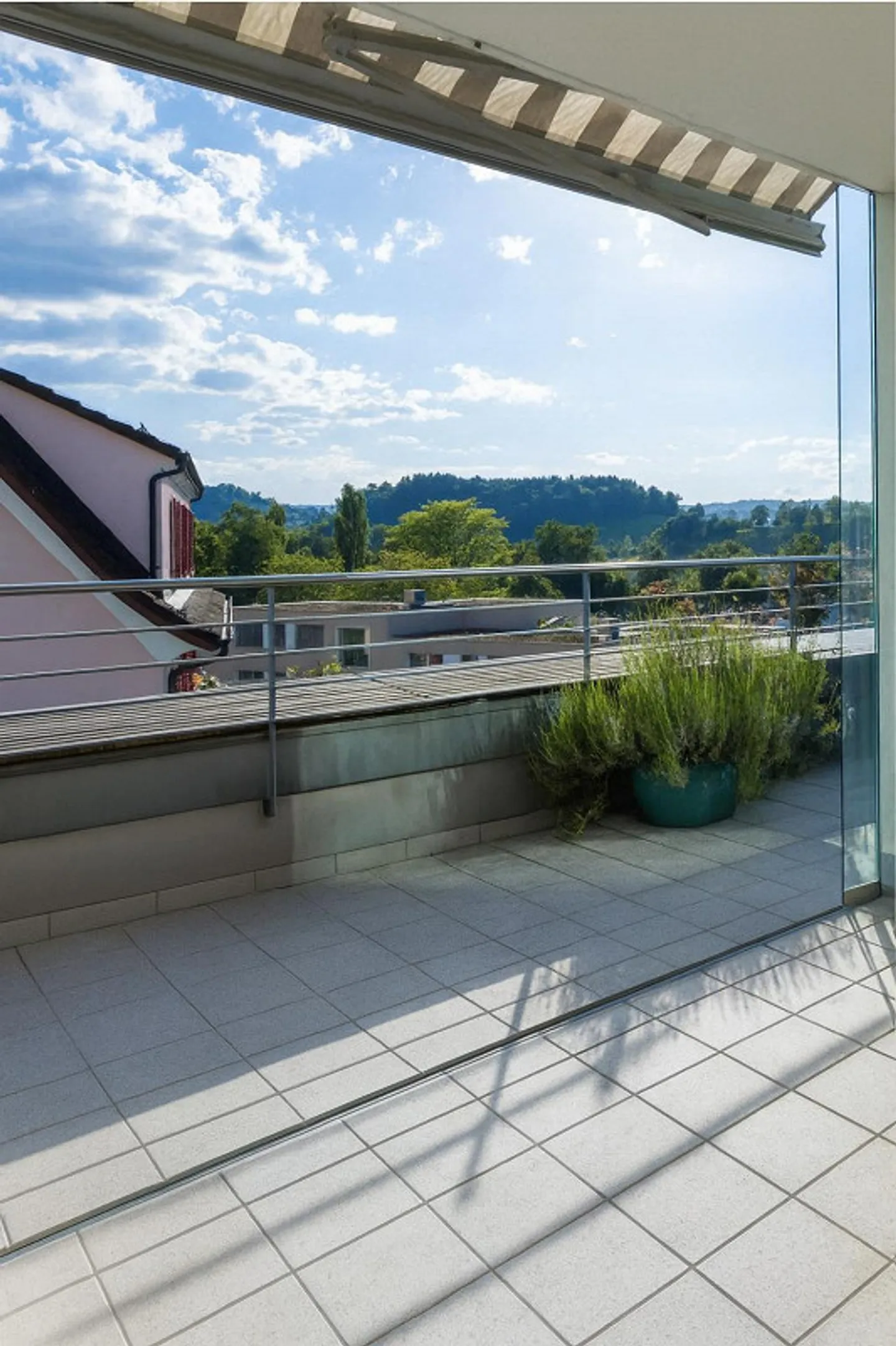 3.5-room penthouse apartment with large terrace - Photo 5 of 10