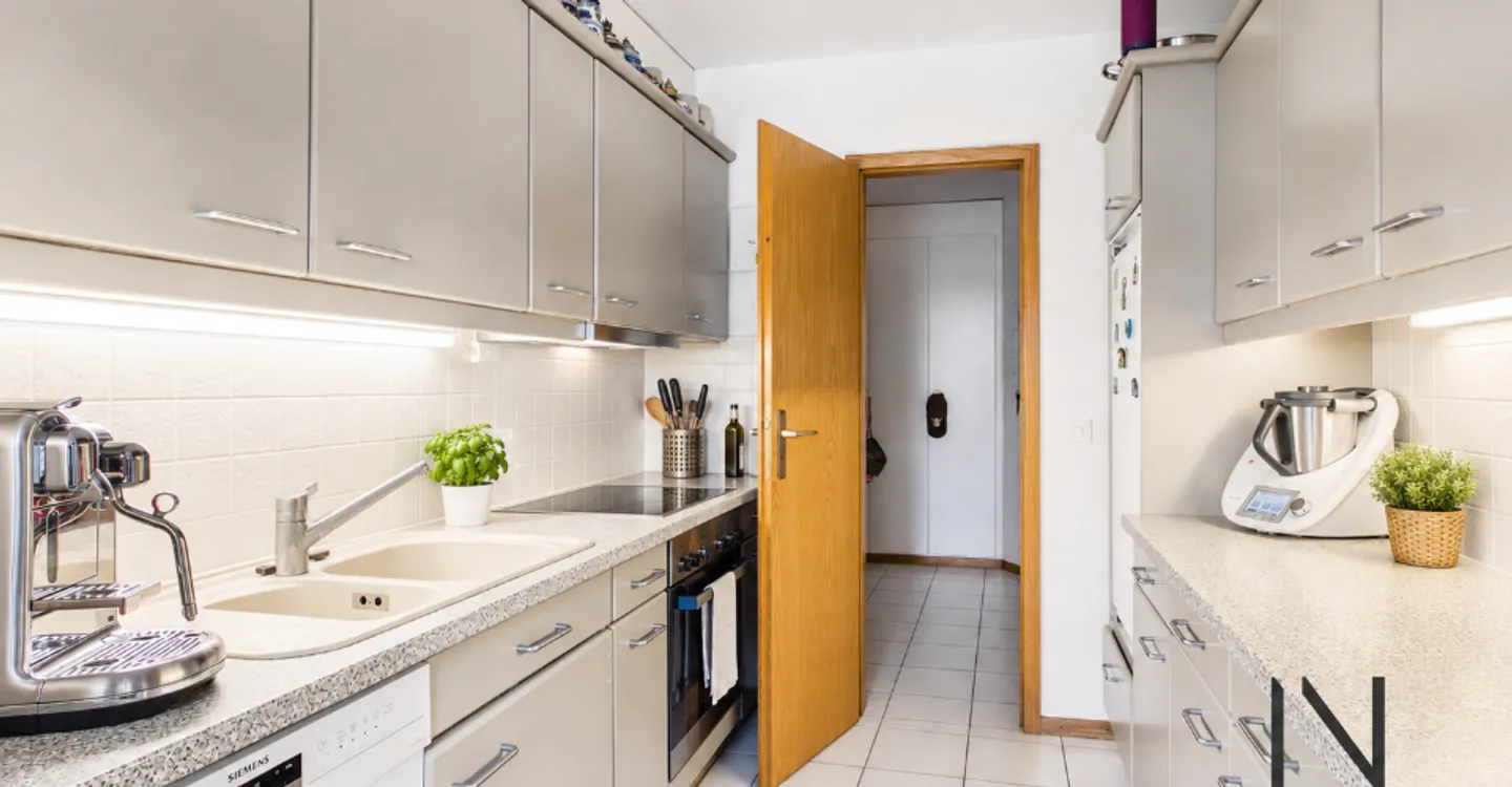 3,5 locali con giardino, balcone e 2 posti auto - Foto 4 di 12
