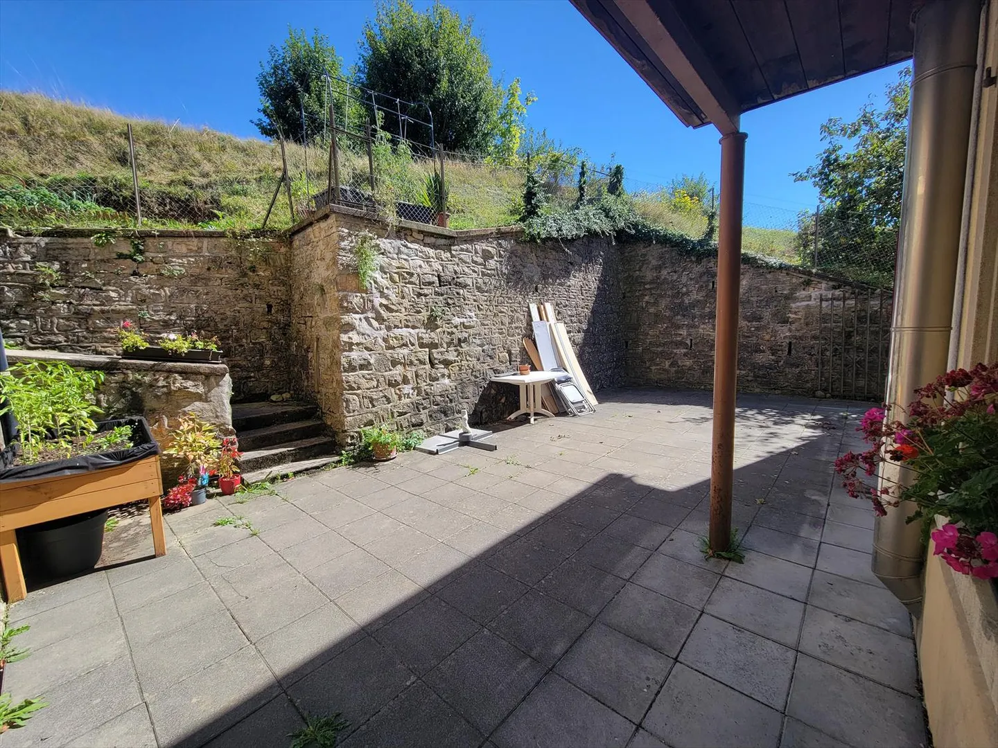 Kleines Ertragsgebäude mit eingeschlossenem Baugrundstück - Foto 6 von 8