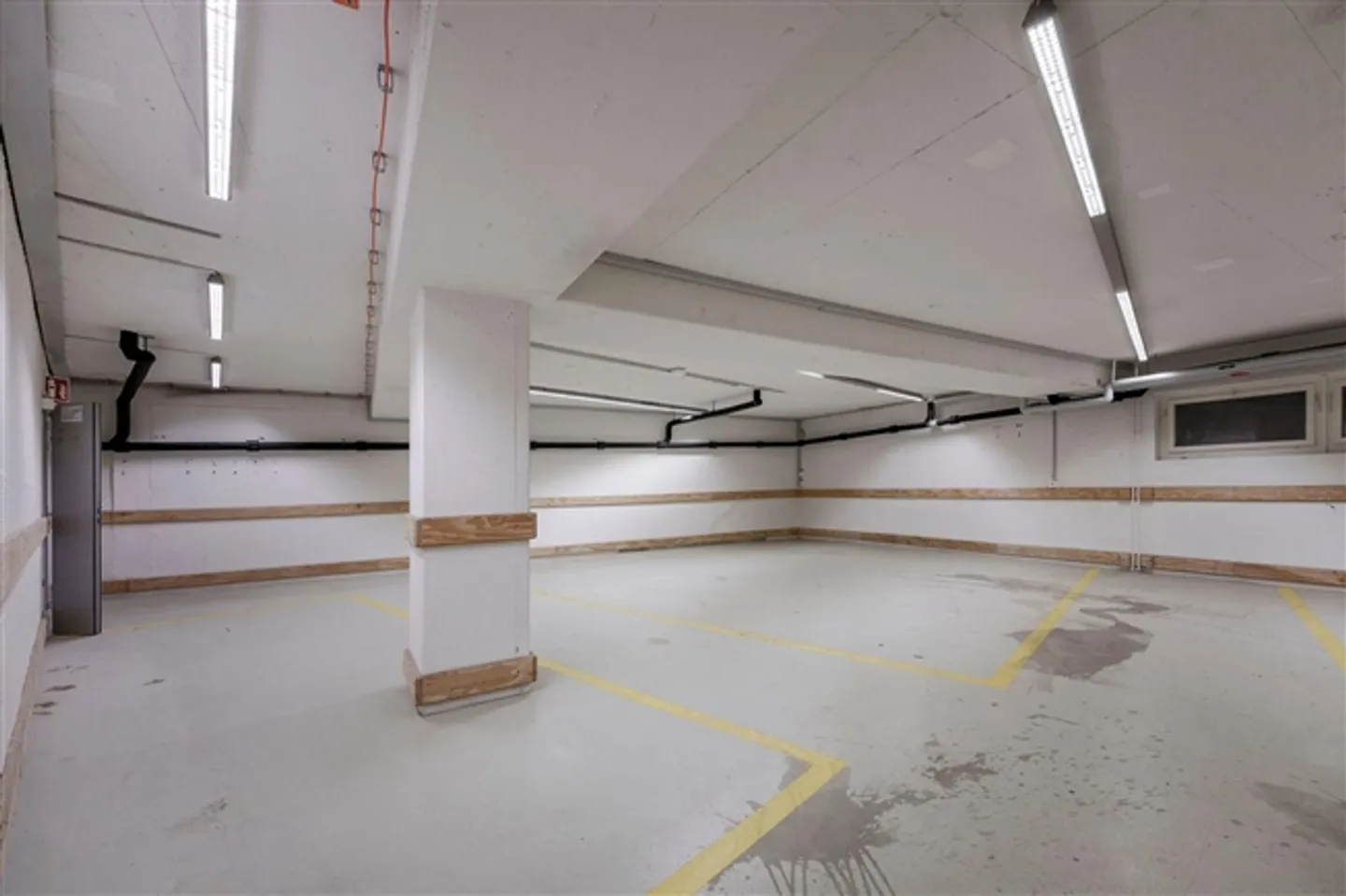 Retail space with very good visibility including cooling system - Ground floor - Photo 4 of 13