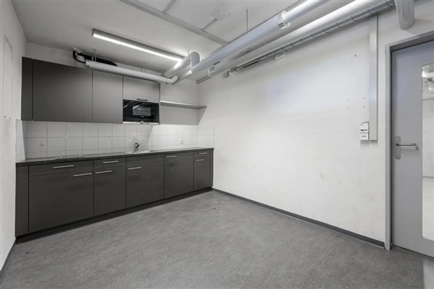 Retail space with very good visibility including cooling system - Ground floor - Photo 12 of 13