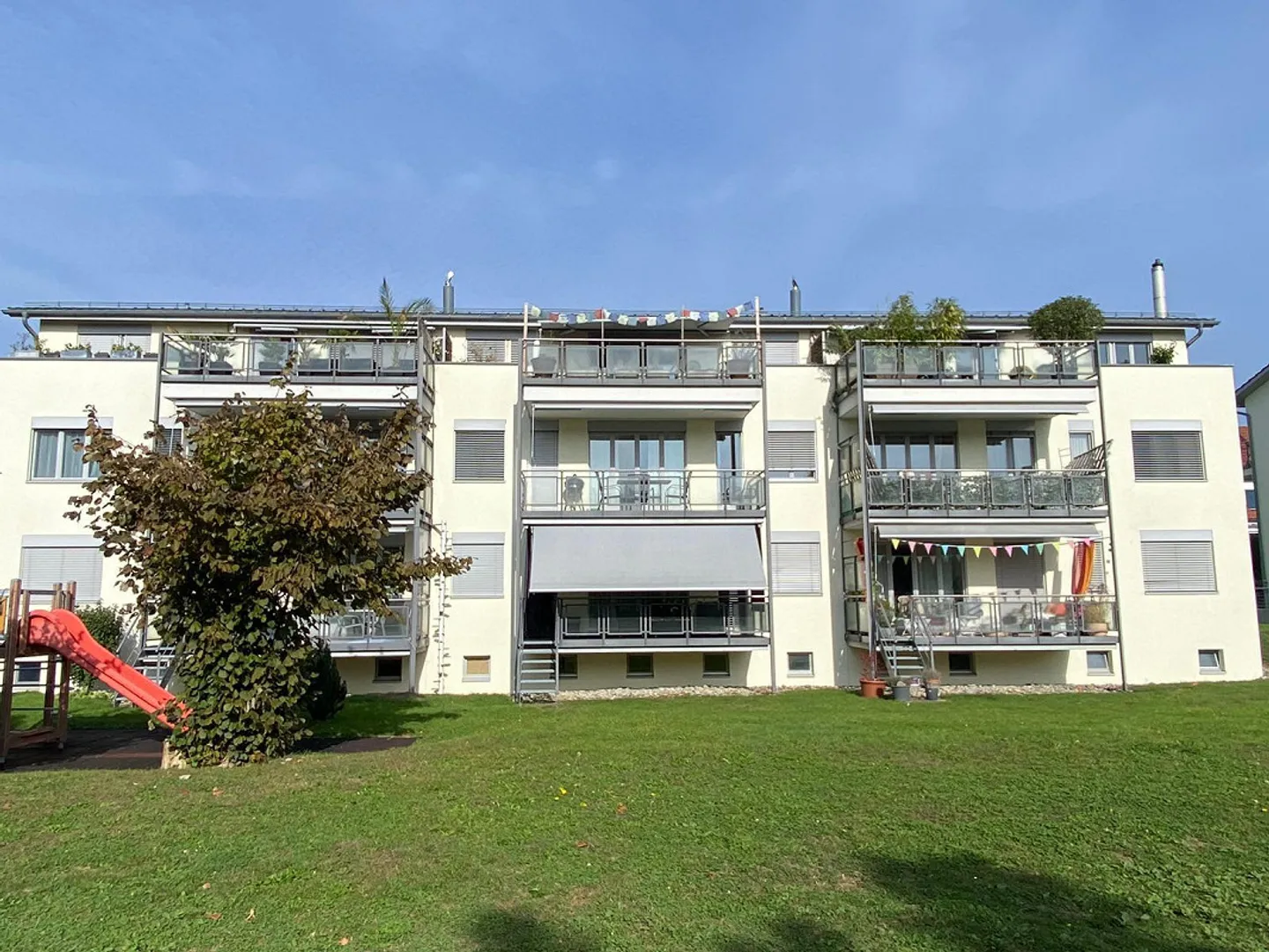 Charming 3.5-room attic apartment with two balconies - Photo 1 of 6