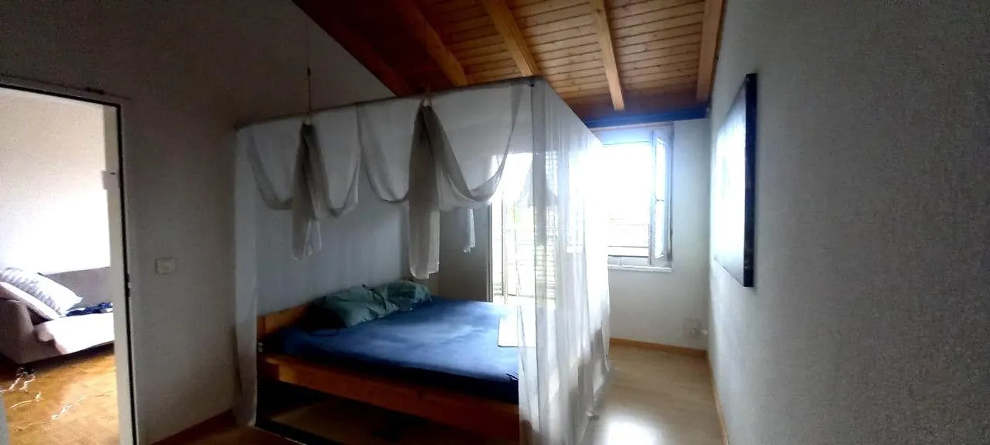 Charming 3.5-room attic apartment with two balconies - Photo 3 of 6
