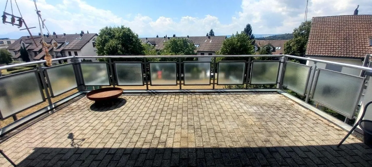 Charming 3.5-room attic apartment with two balconies - Photo 4 of 6