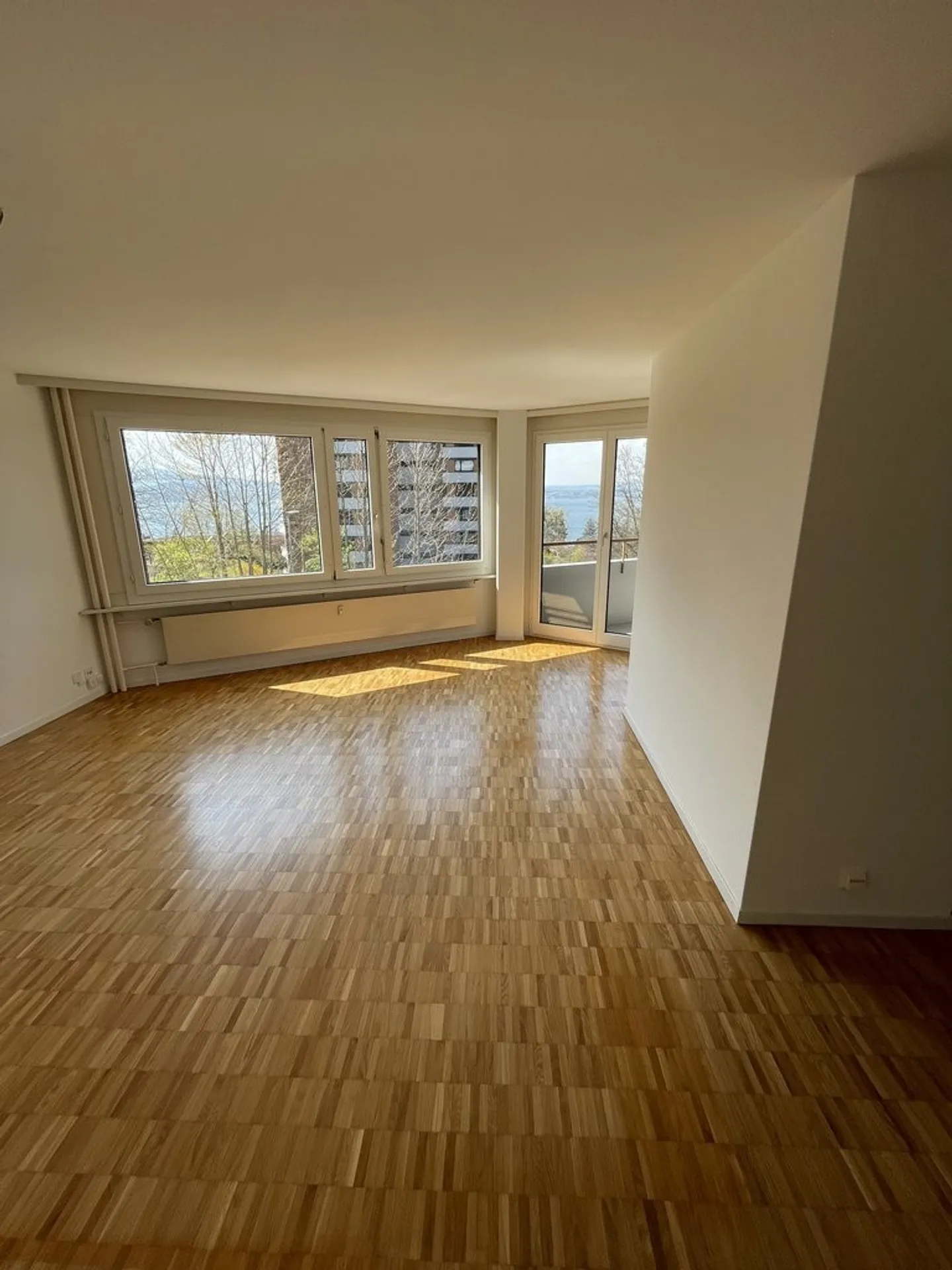 Apartment with unique lake view - Photo 2 of 7