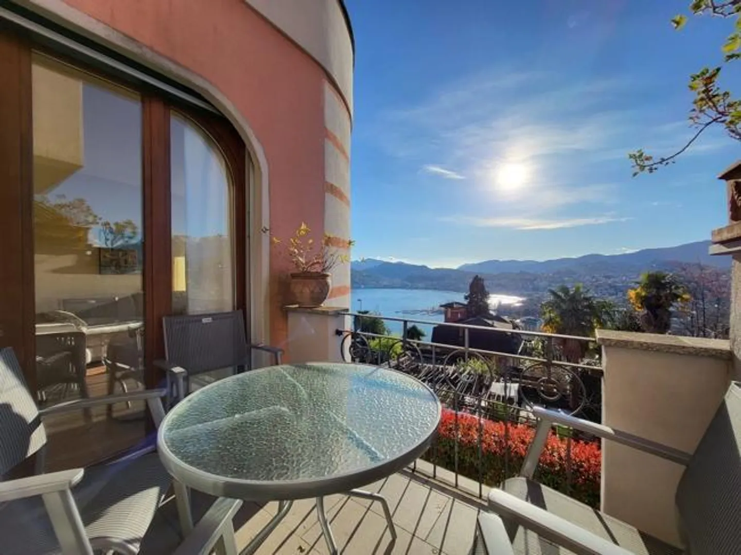 Affitto a breve o lungo termine disponibile - appartamento panoramico con vista lago Ruvigliana / 2.5 locali con vista lago e piscina (anche per brevi periodi) - Foto 2 di 8