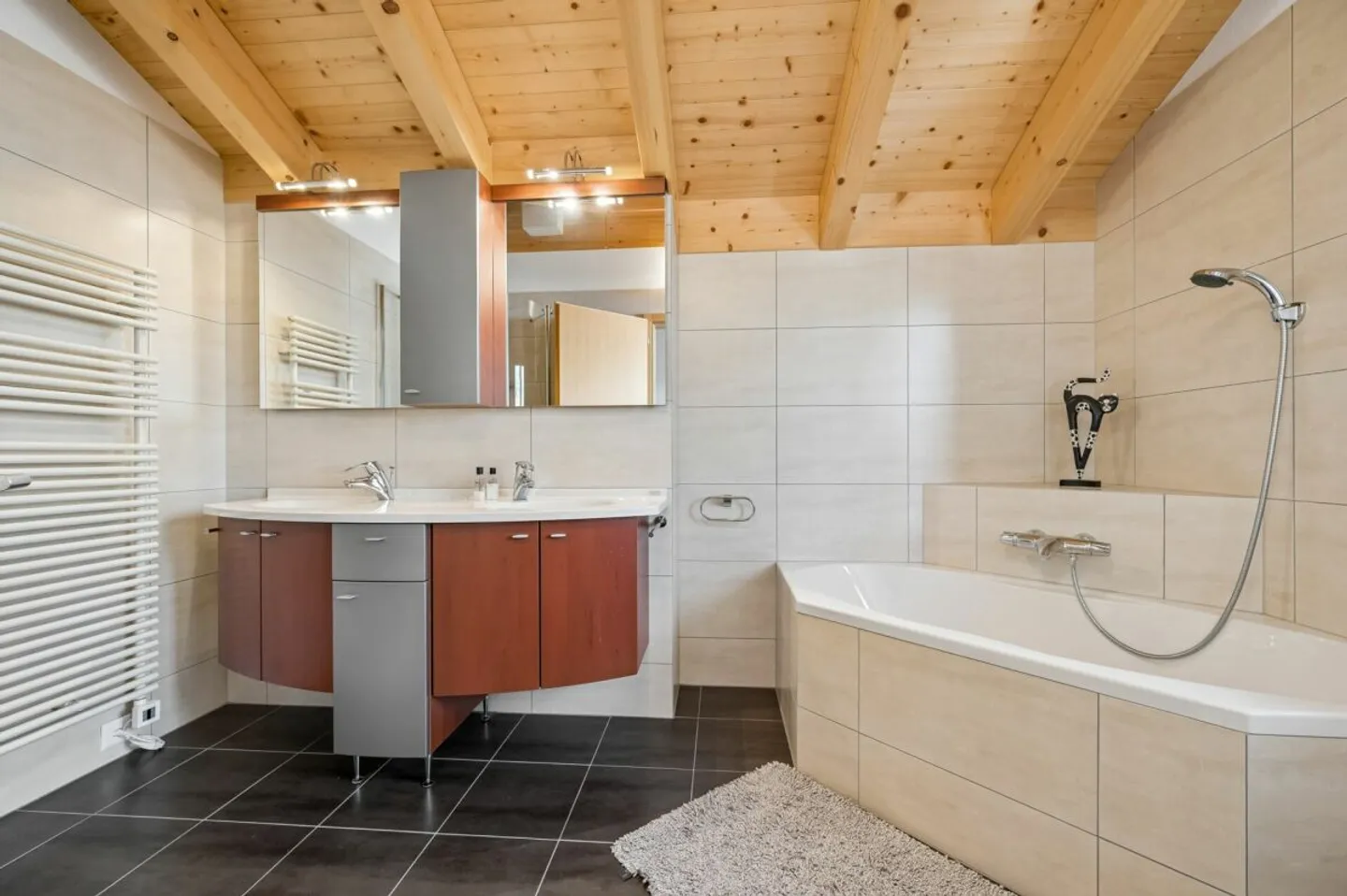 Stilvolles Chalet mit beeindruckender Aussicht - Photo 7 of 13