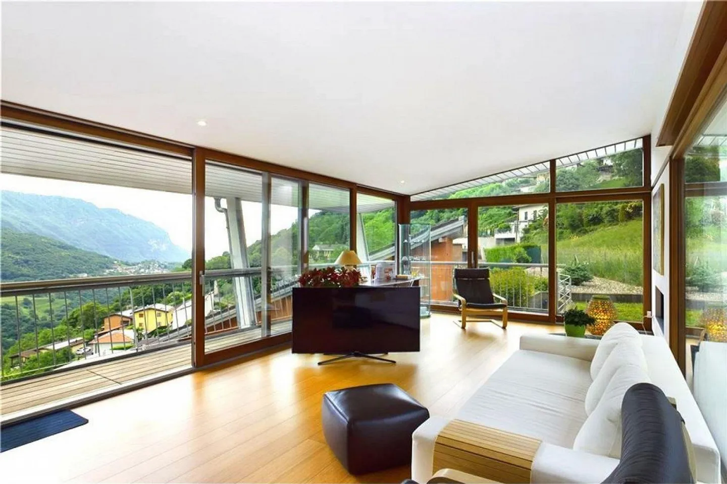 Design Villa im Grünen von Arogno - Traumhafter Panoramablick! - Foto 4 von 13