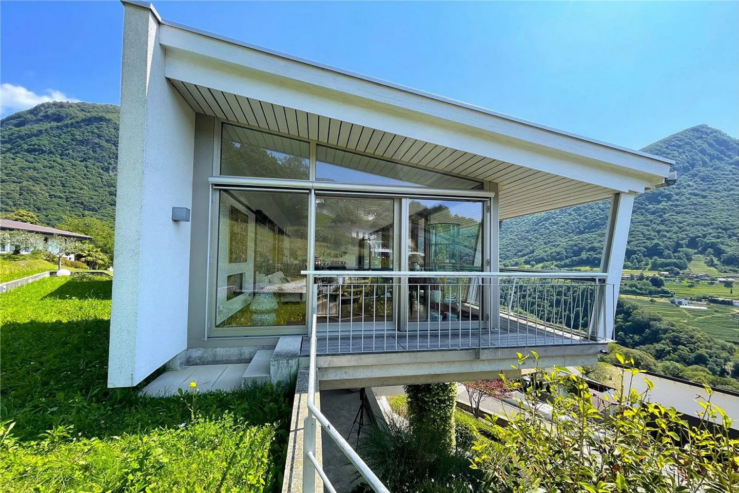 Design Villa im Grünen von Arogno - Traumhafter Panoramablick! - Foto 3 von 13