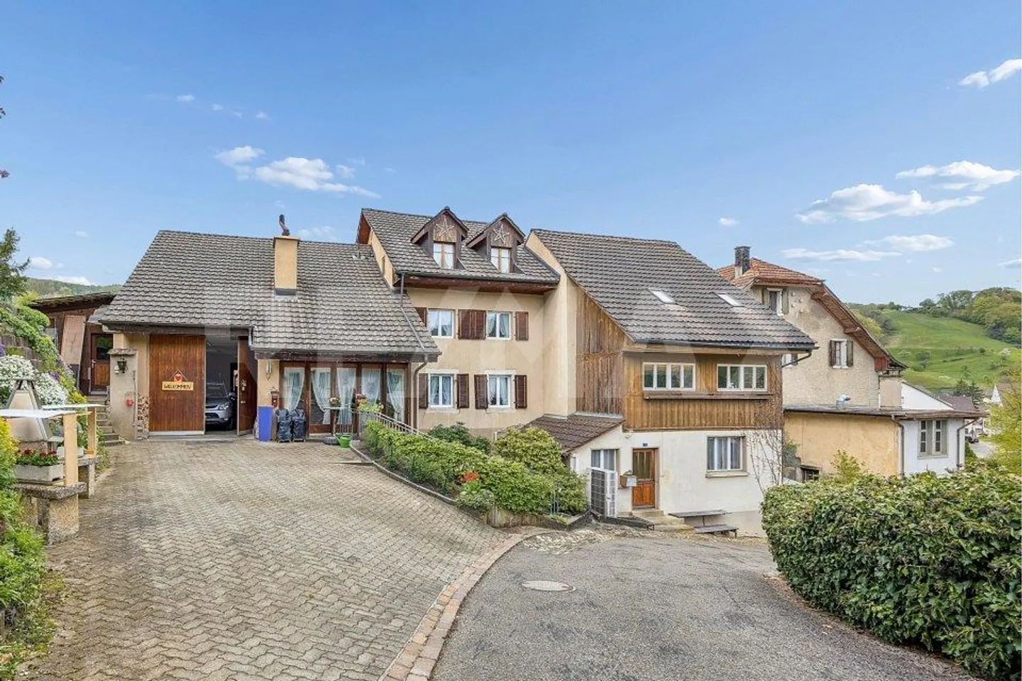 Maison résidentielle spacieuse avec potentiel - Photo 1 sur 13