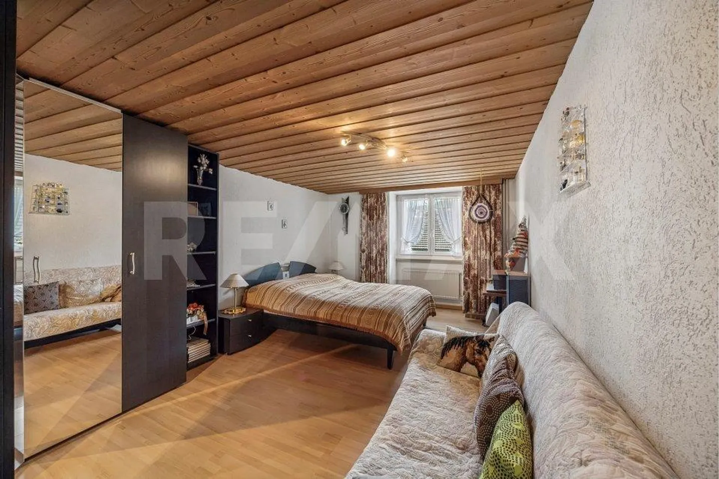 Maison résidentielle spacieuse avec potentiel - Photo 9 sur 13
