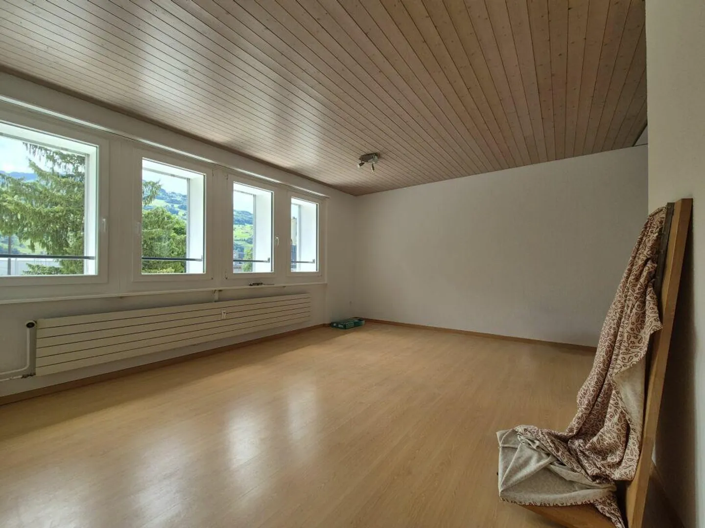 Affordable and partially renovated 2.5-room apartment - Photo 2 of 6