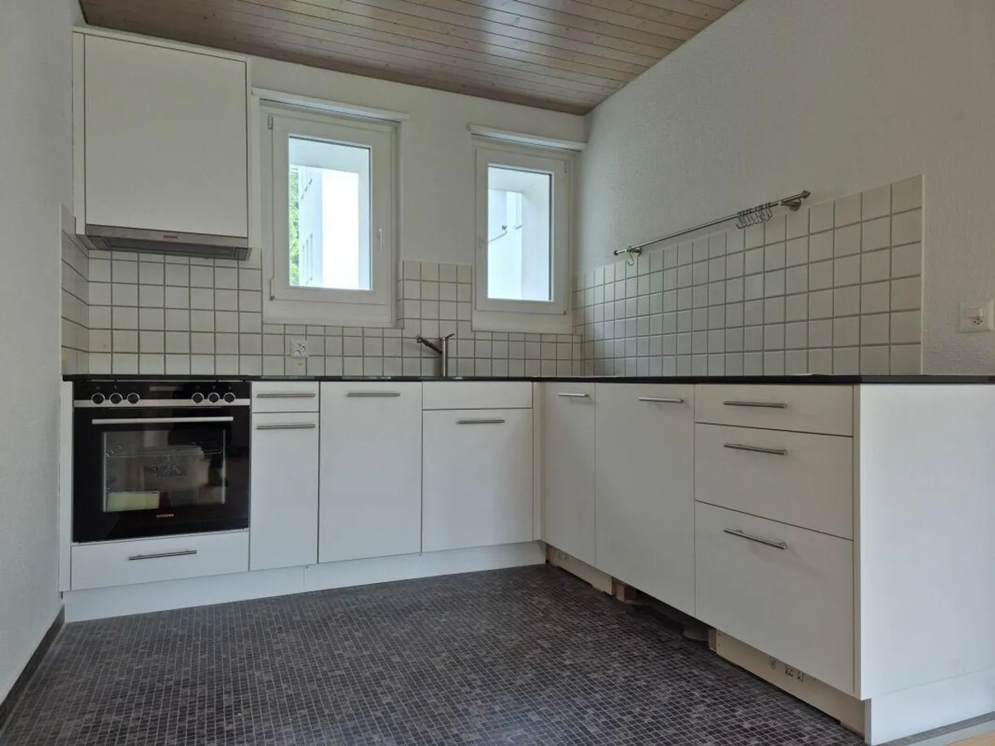 Affordable and partially renovated 2.5-room apartment - Photo 3 of 6