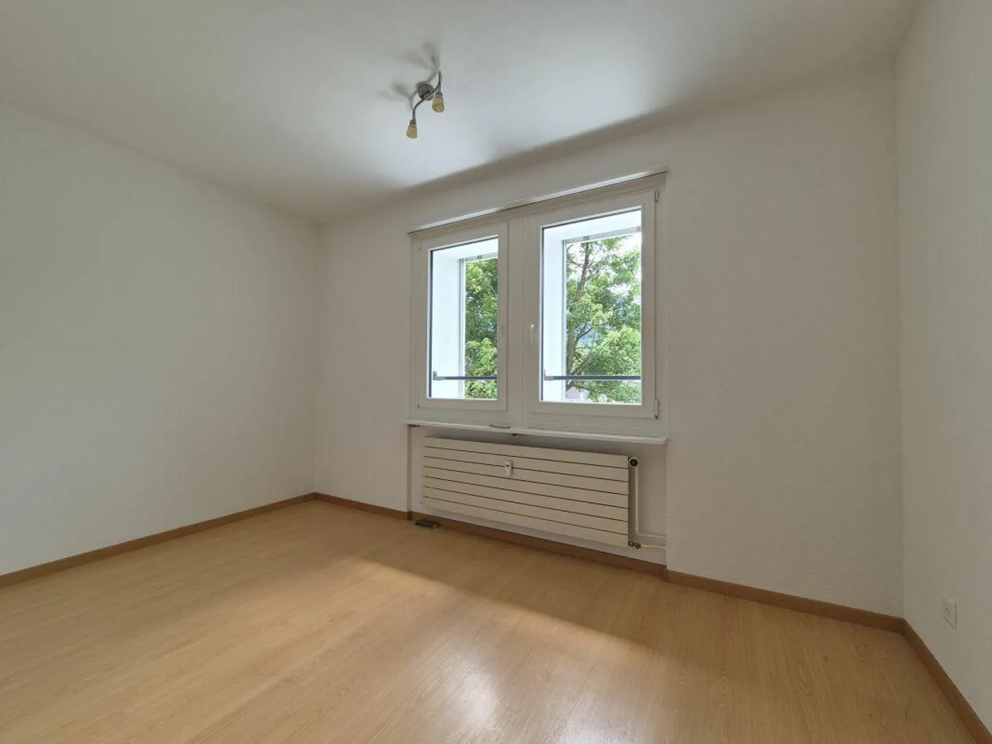 Affordable and partially renovated 2.5-room apartment - Photo 1 of 6