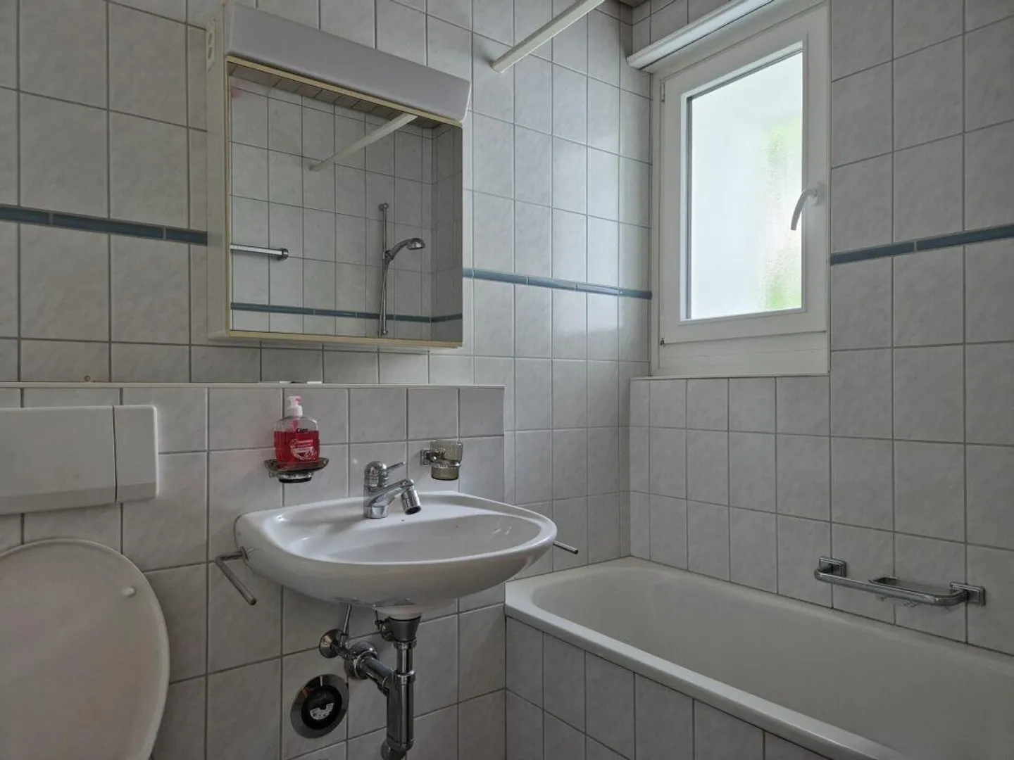 Affordable and partially renovated 2.5-room apartment - Photo 4 of 6