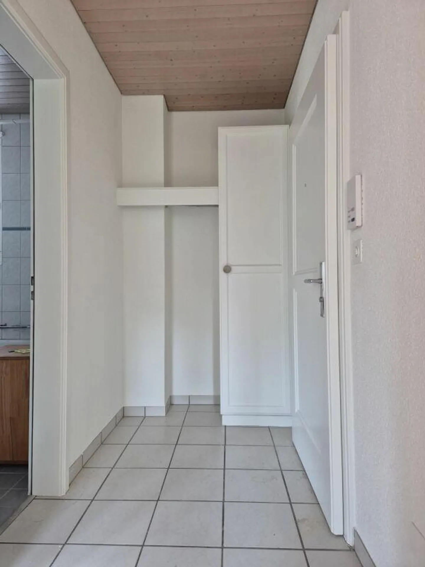 Affordable and partially renovated 2.5-room apartment - Photo 5 of 6