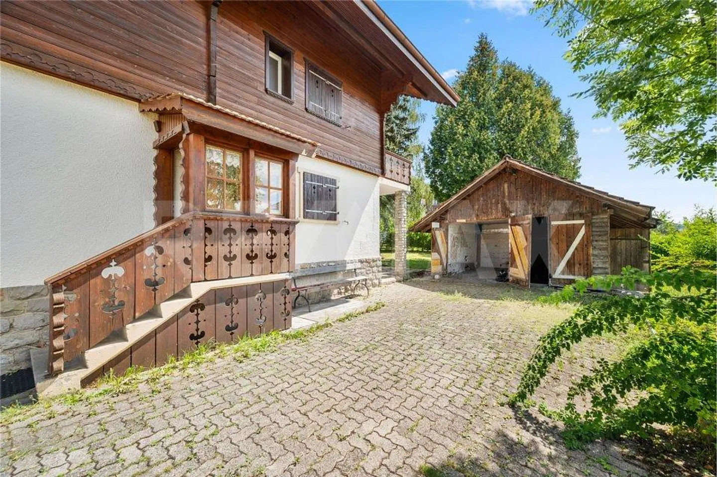 Magnificent large chalet offering great potential in the heart of Giffers - Photo 3 of 13