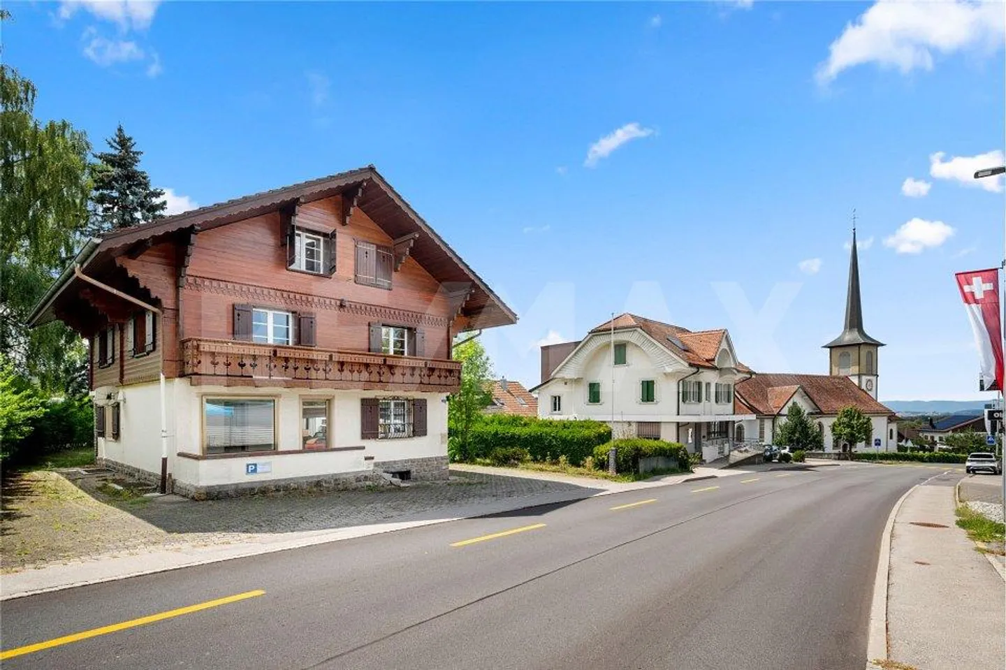 Magnificent large chalet offering great potential in the heart of Giffers - Photo 4 of 13