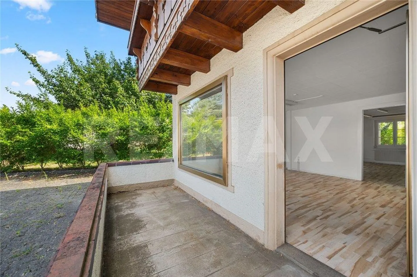 Magnificent large chalet offering great potential in the heart of Giffers - Photo 5 of 13