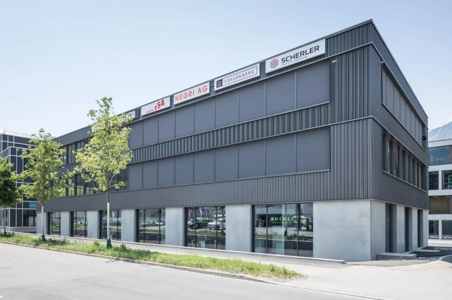 Ampie strutture commerciali in una proprietà moderna di alto livello - Foto 1 di 2