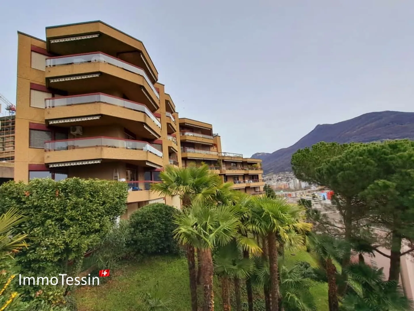 OPPORTUNITÀ: Appartamento di lusso in posizione privilegiata con piscina e vista lago su Lugano sul Lago di Lugano - Foto 6 di 13