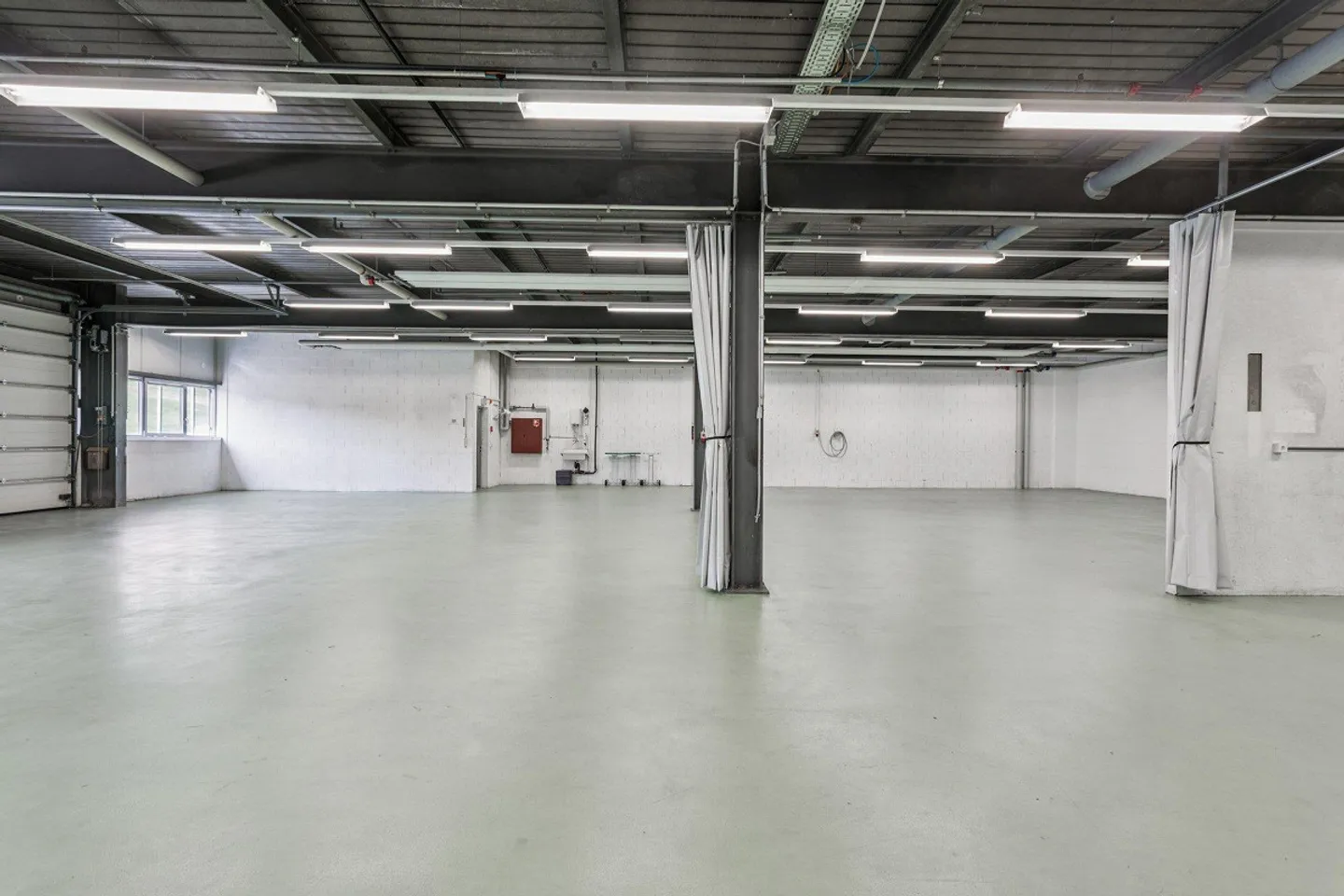 Versatile activity space with direct access to the highway - Photo 5 of 6