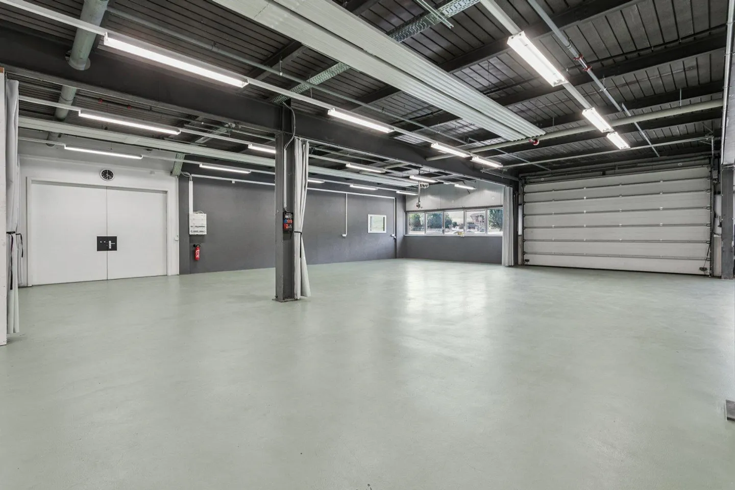 Versatile activity space with direct access to the highway - Photo 6 of 6