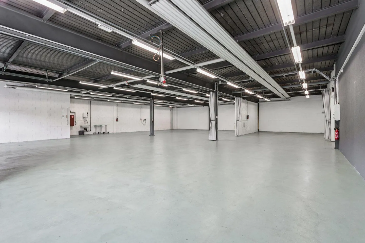 Versatile activity space with direct access to the highway - Photo 3 of 6