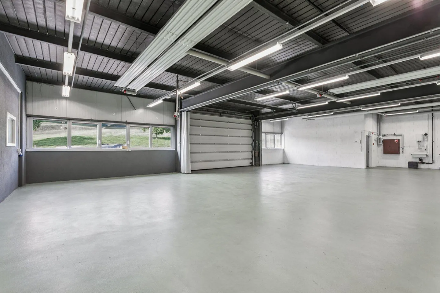 Versatile activity space with direct access to the highway - Photo 4 of 6