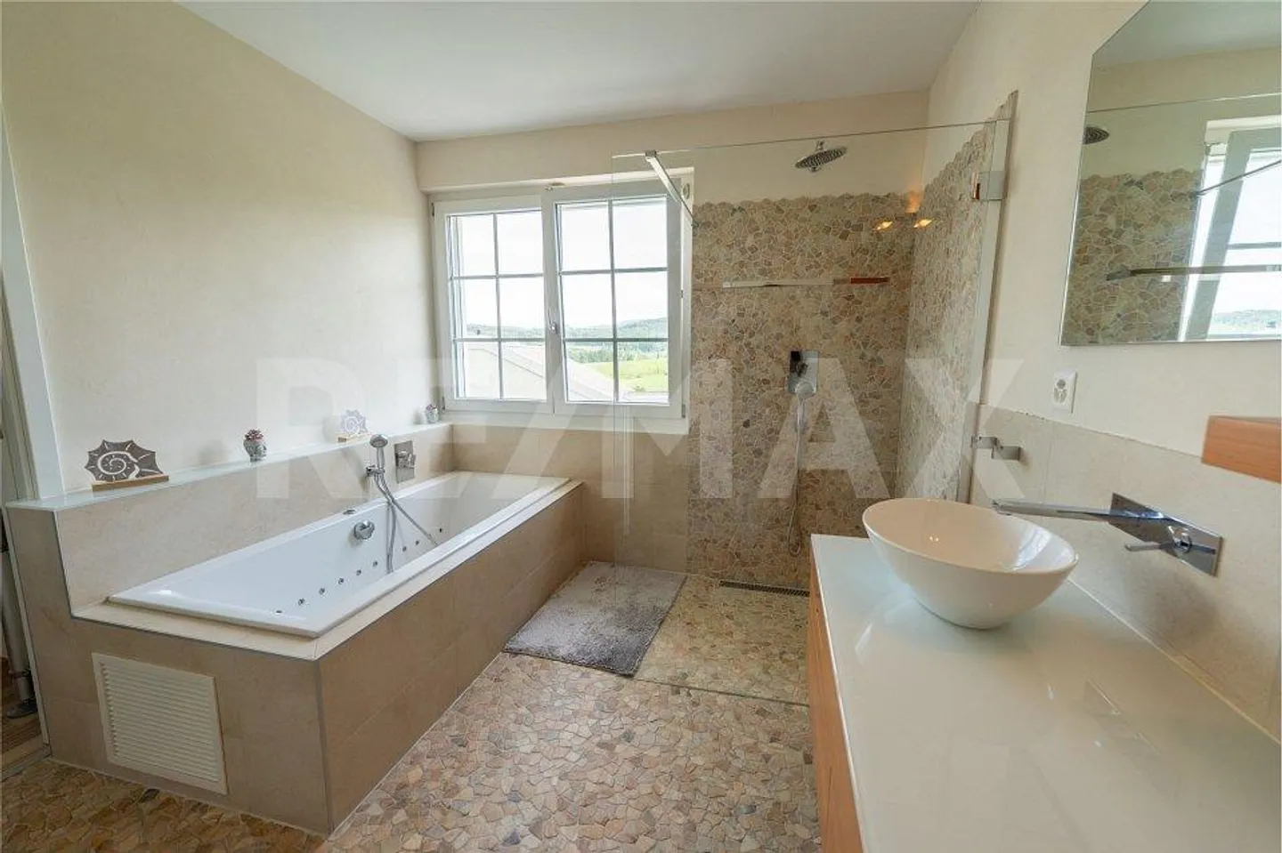 Grosszügiges Familienhaus mit Aussicht - Foto 5 von 13