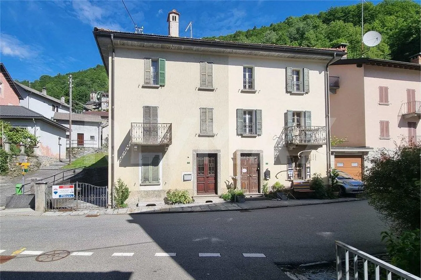 Semi-detached house with garden - Photo 3 of 13