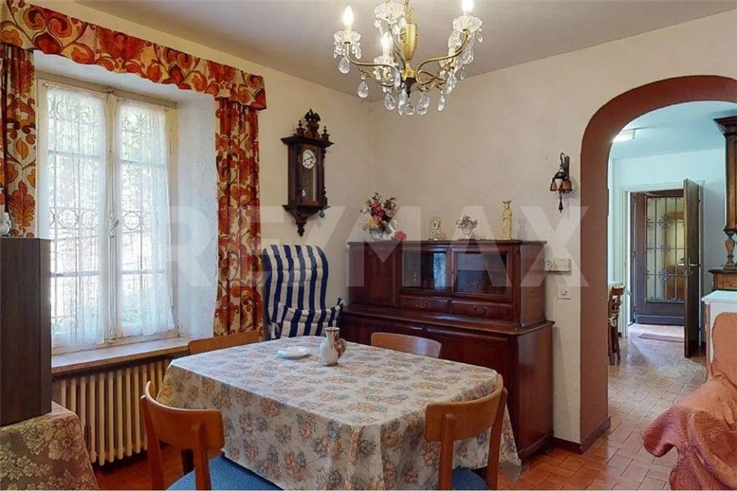 Semi-detached house with garden - Photo 4 of 13