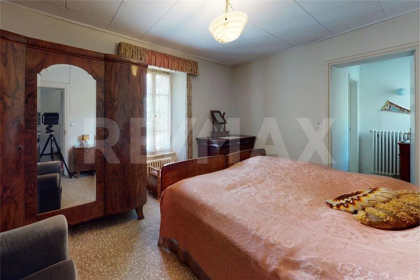 Semi-detached house with garden - Photo 9 of 13