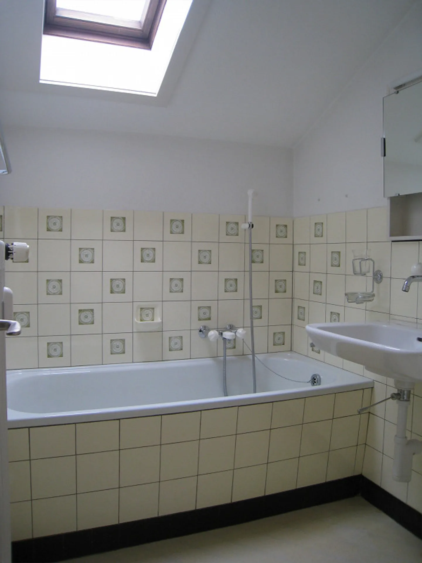 1-room attic apartment in a quiet residential area - Photo 5 of 5