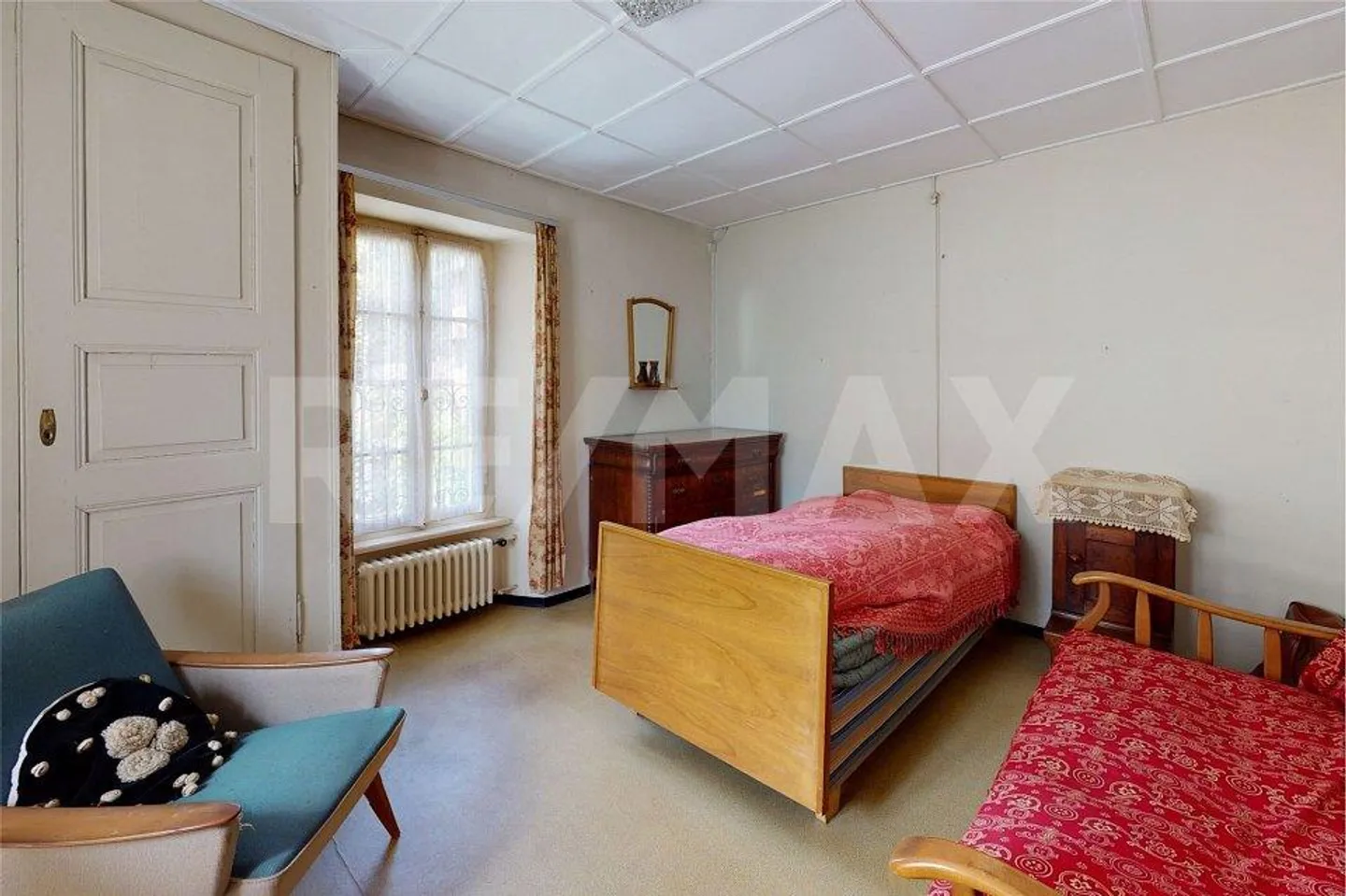 Semi-detached house with garden - Photo 12 of 13