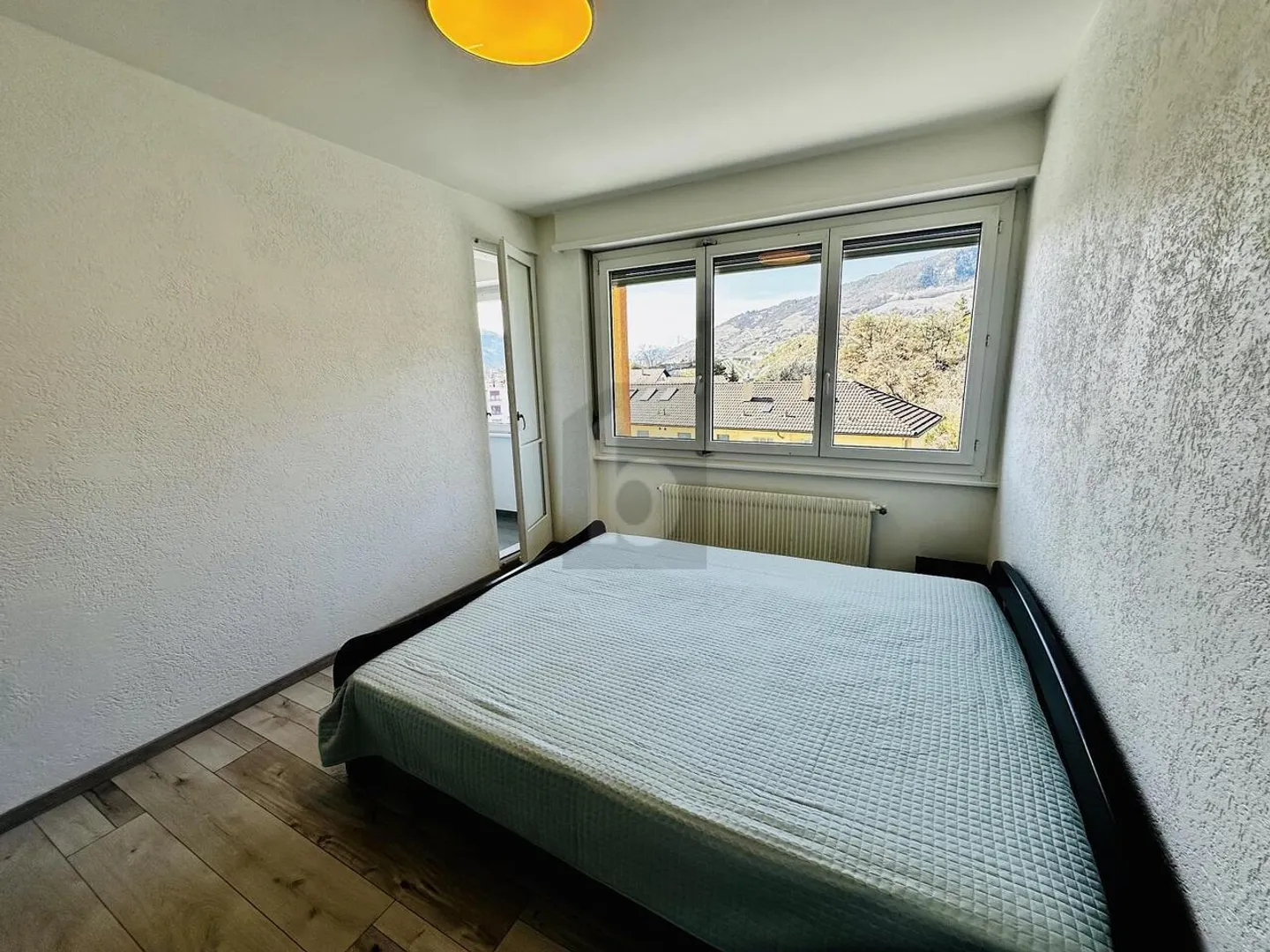 ZENTRAL UND KOMPLETT RENOVIERT - Foto 3 von 6