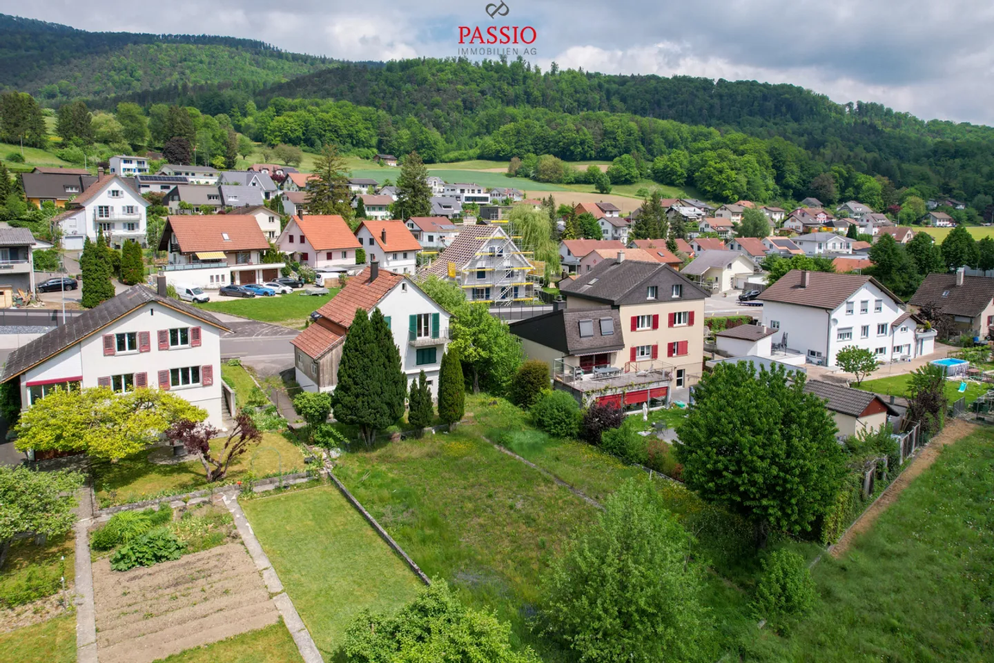 Terreno soleggiato di 722m² con casa unifamiliare esistente - Foto 2 di 8