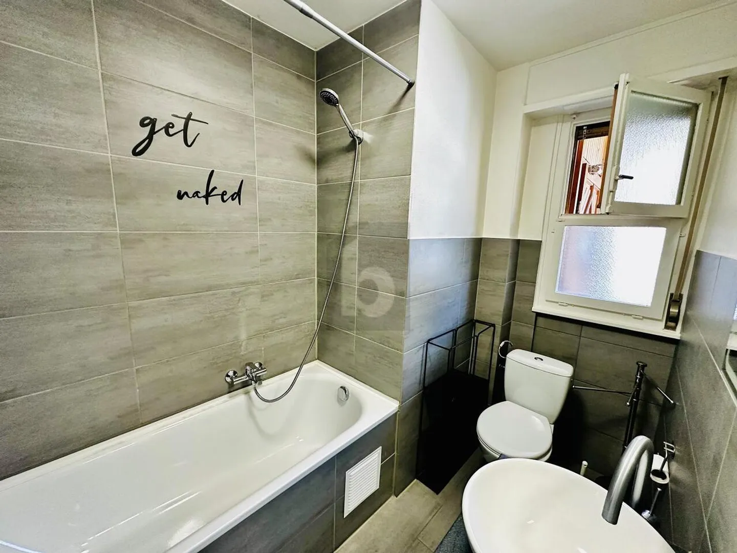 ZENTRAL UND KOMPLETT RENOVIERT - Foto 4 von 6